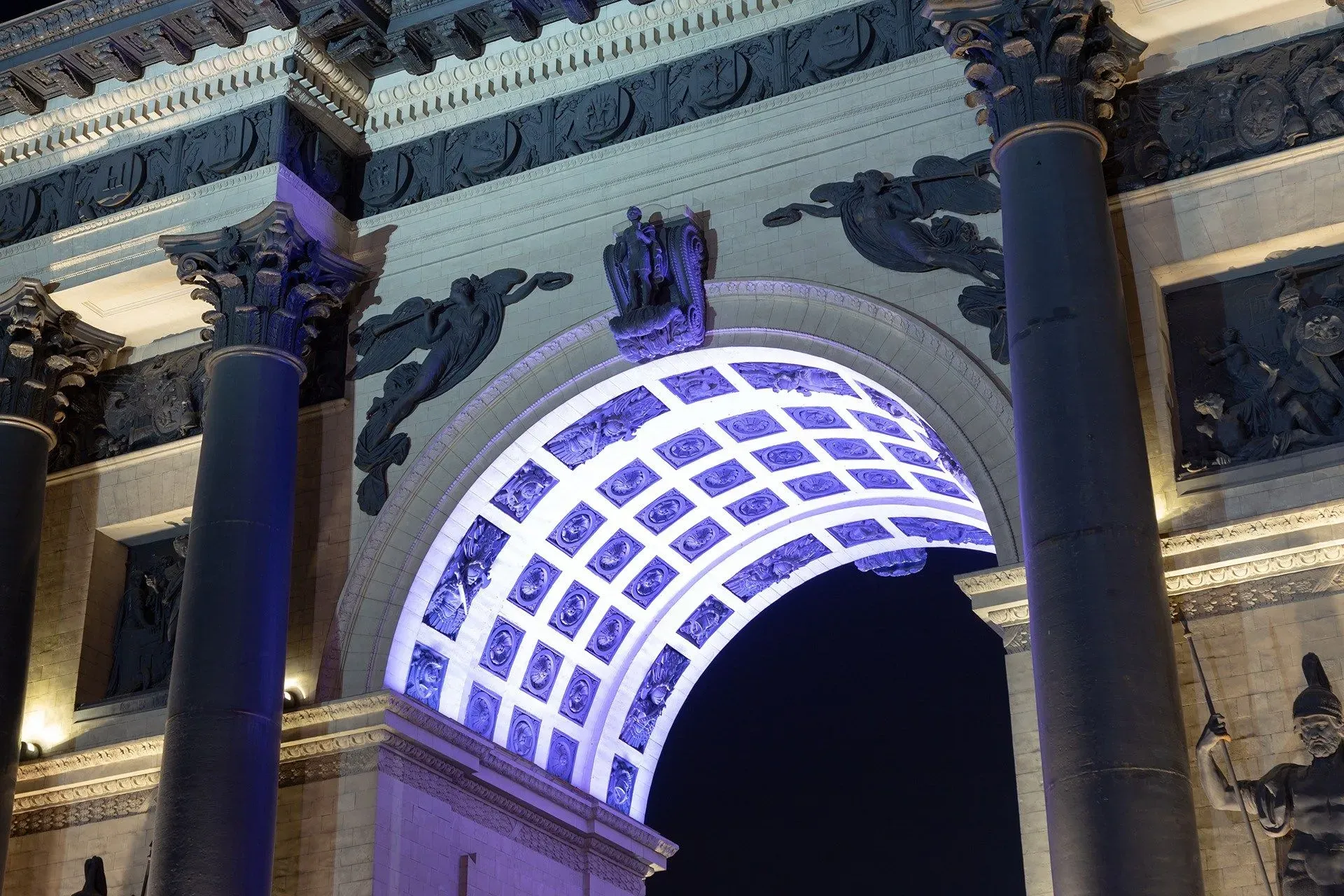 MONARQ Live control & diagnostics for architectural lighting Anywhere. Anytime. MONARQ