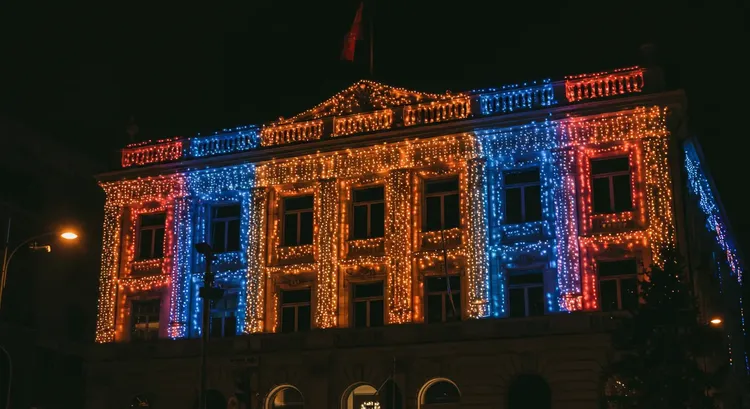 Festive facade lighting controlled by AI based on event calendar