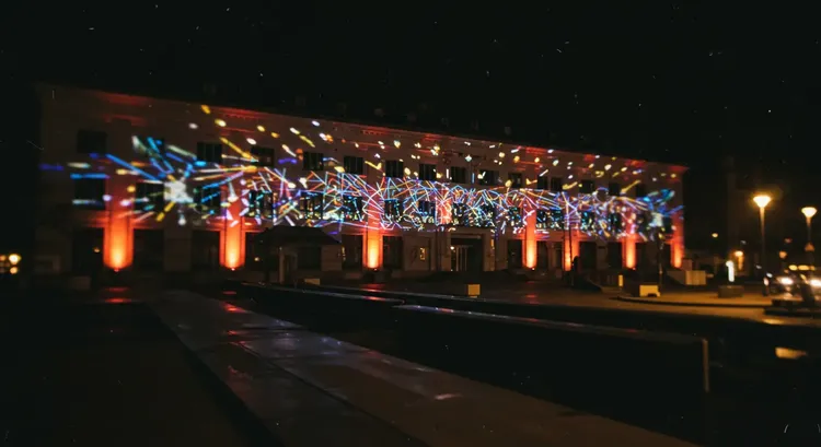 Autonomous DMX network controlling architectural lighting on a building facade 