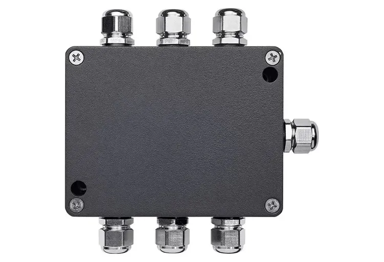 Splitter Duo Arma in IP65 enclosure for DMX signal distribution in park environments 